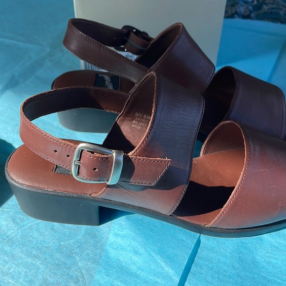 Adjustable leather shoes by What’s What. - Picture 4 of 9